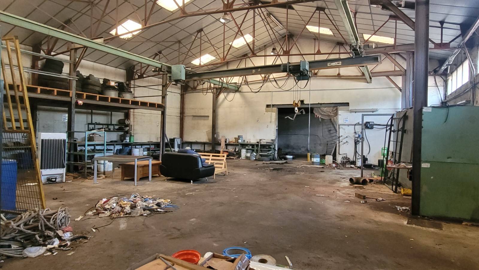 Entrepôt et espace de vente/bureaux au Chambon sur Lignon