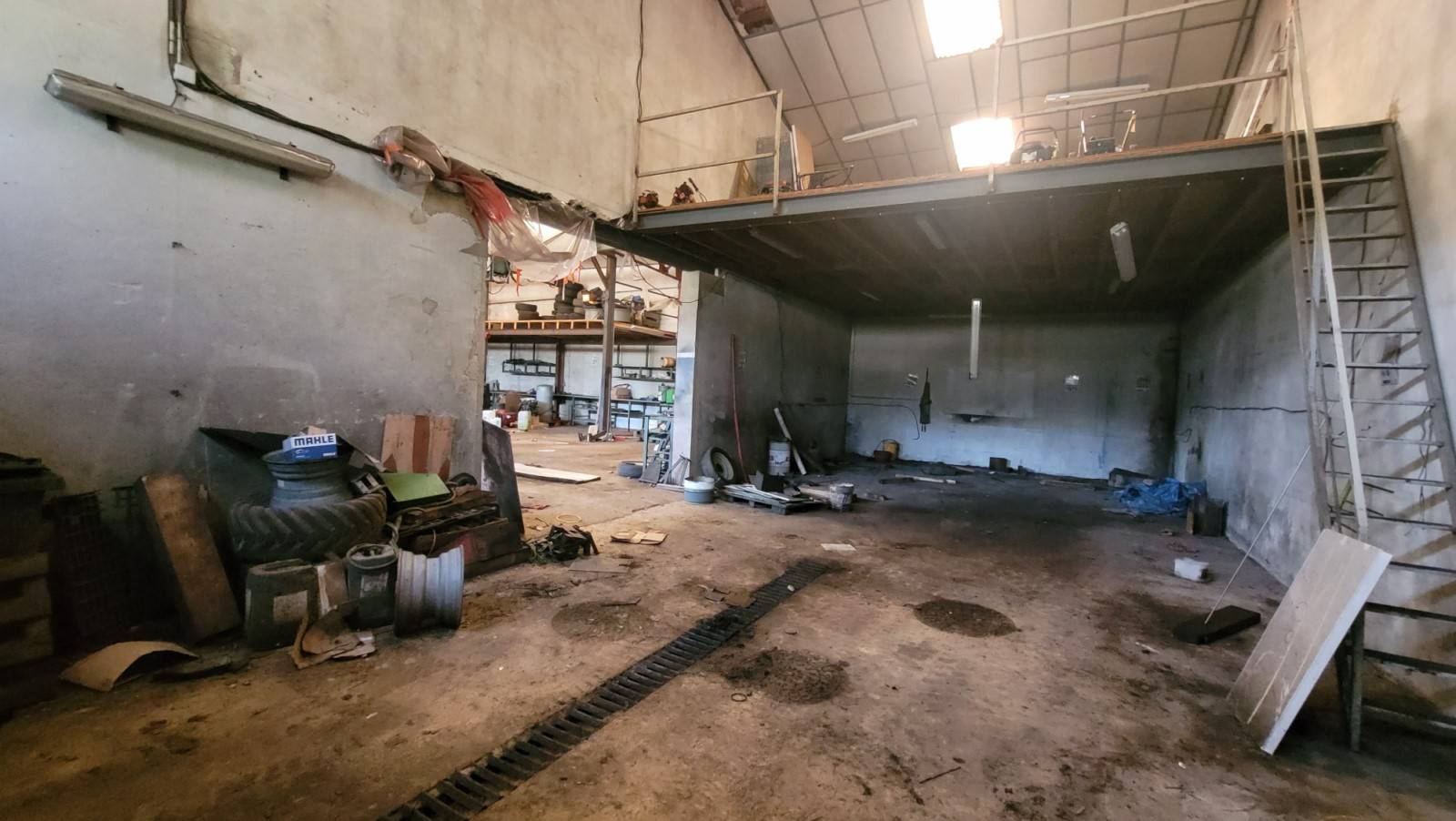 Entrepôt et espace de vente/bureaux au Chambon sur Lignon