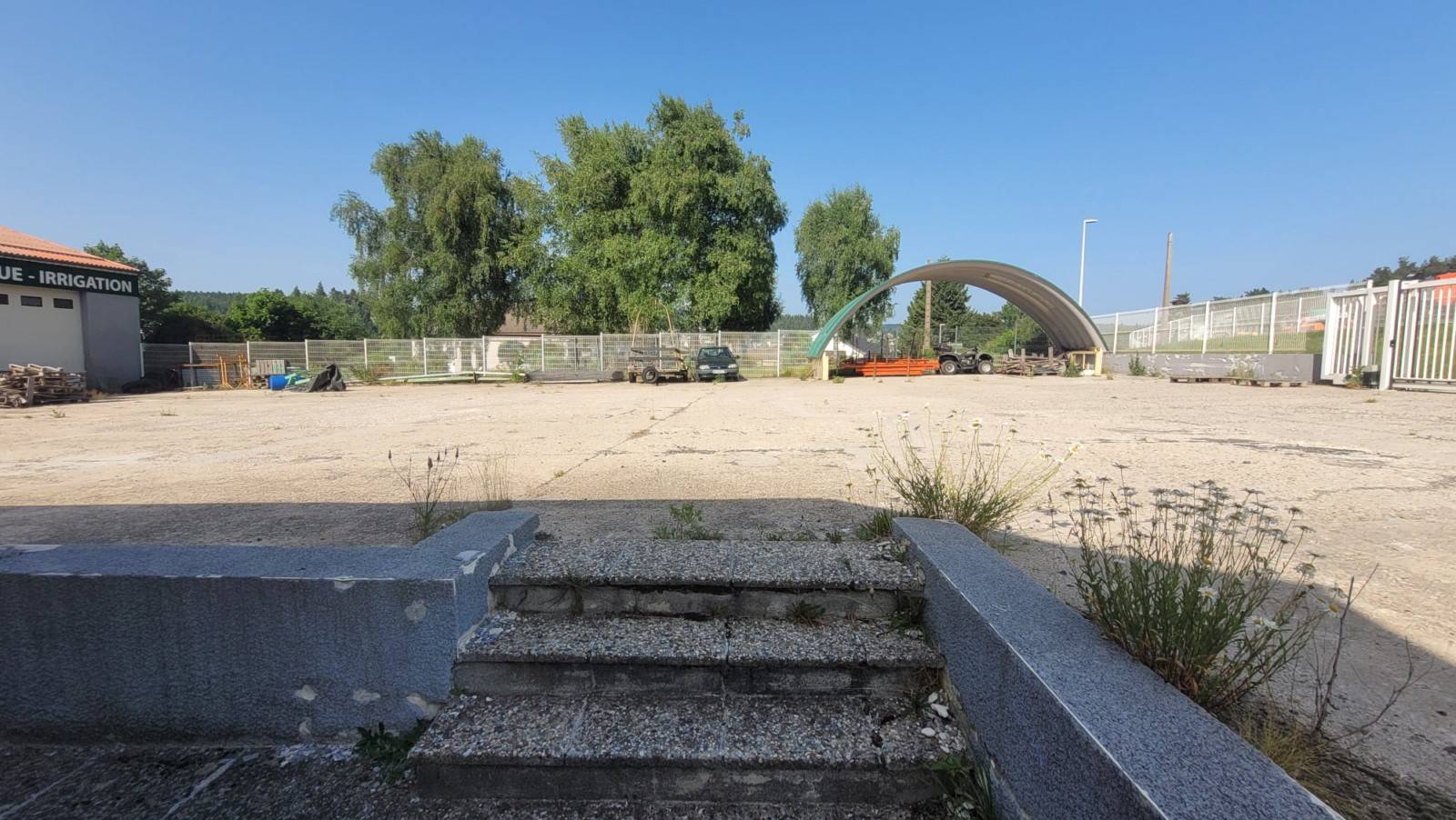 Entrepôt et espace de vente/bureaux au Chambon sur Lignon