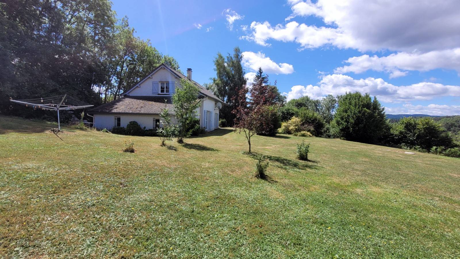 Maison sur 2 000 m² de terrain, très bel environnement à Tence