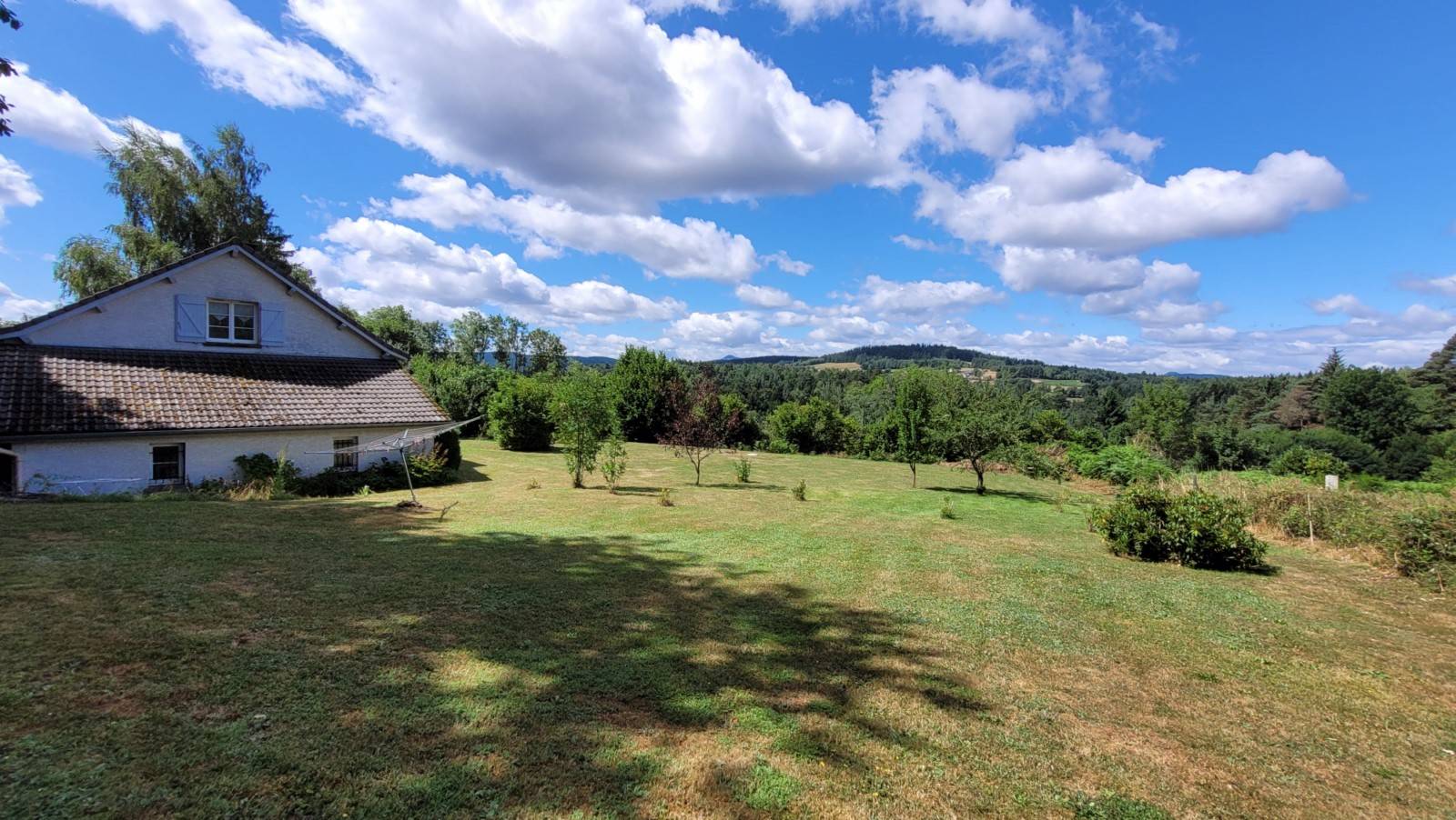 Maison sur 2 000 m² de terrain, très bel environnement à Tence