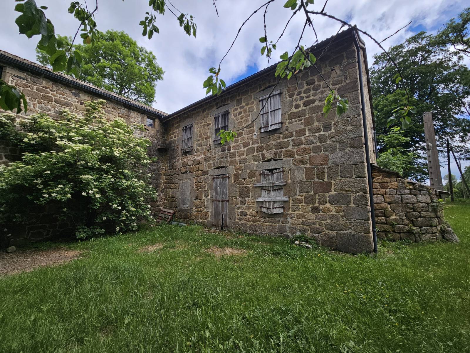 Superbe ferme à rénover dans le village de Saint Agrève