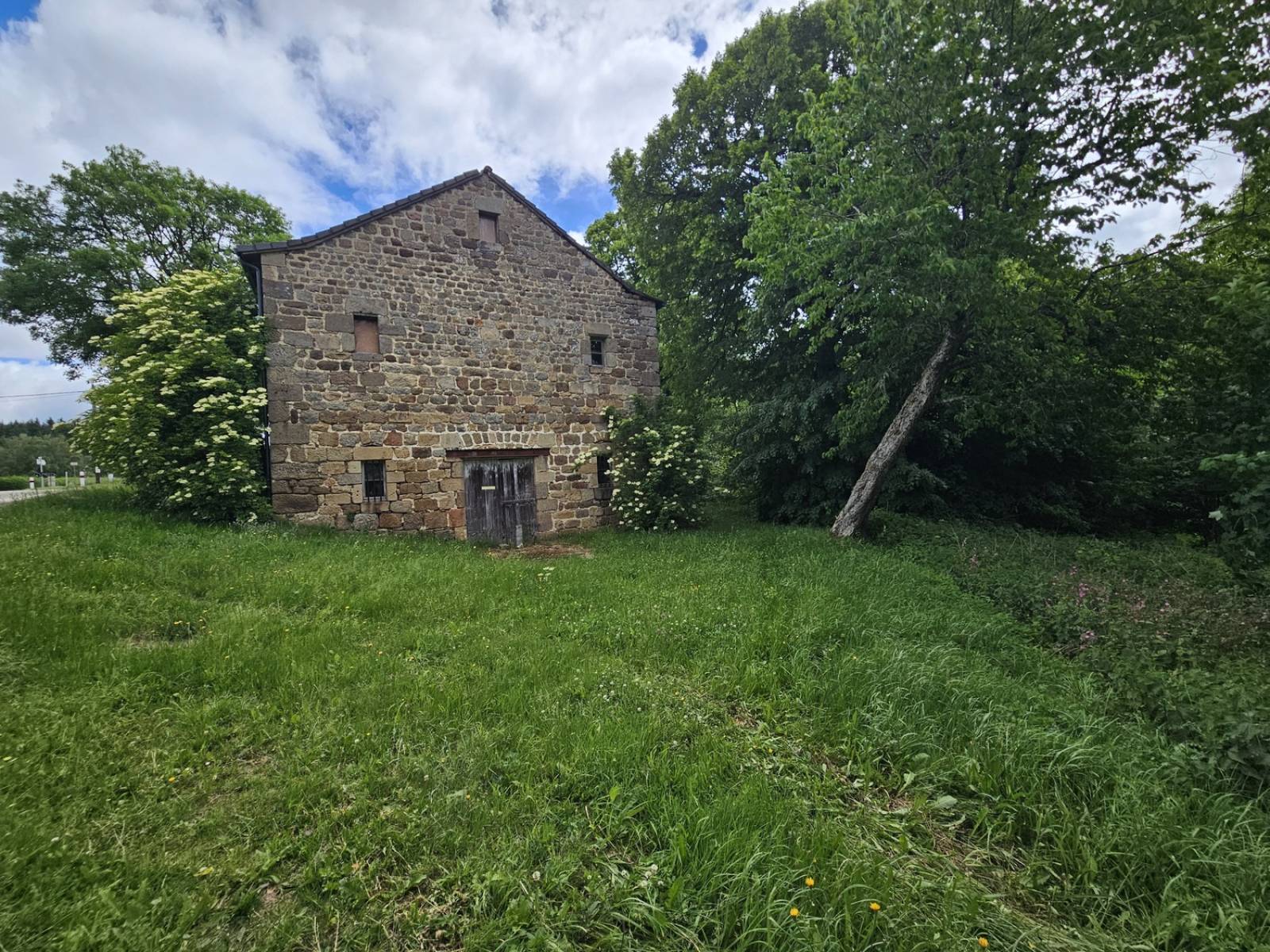 Superbe ferme à rénover dans le village de Saint Agrève