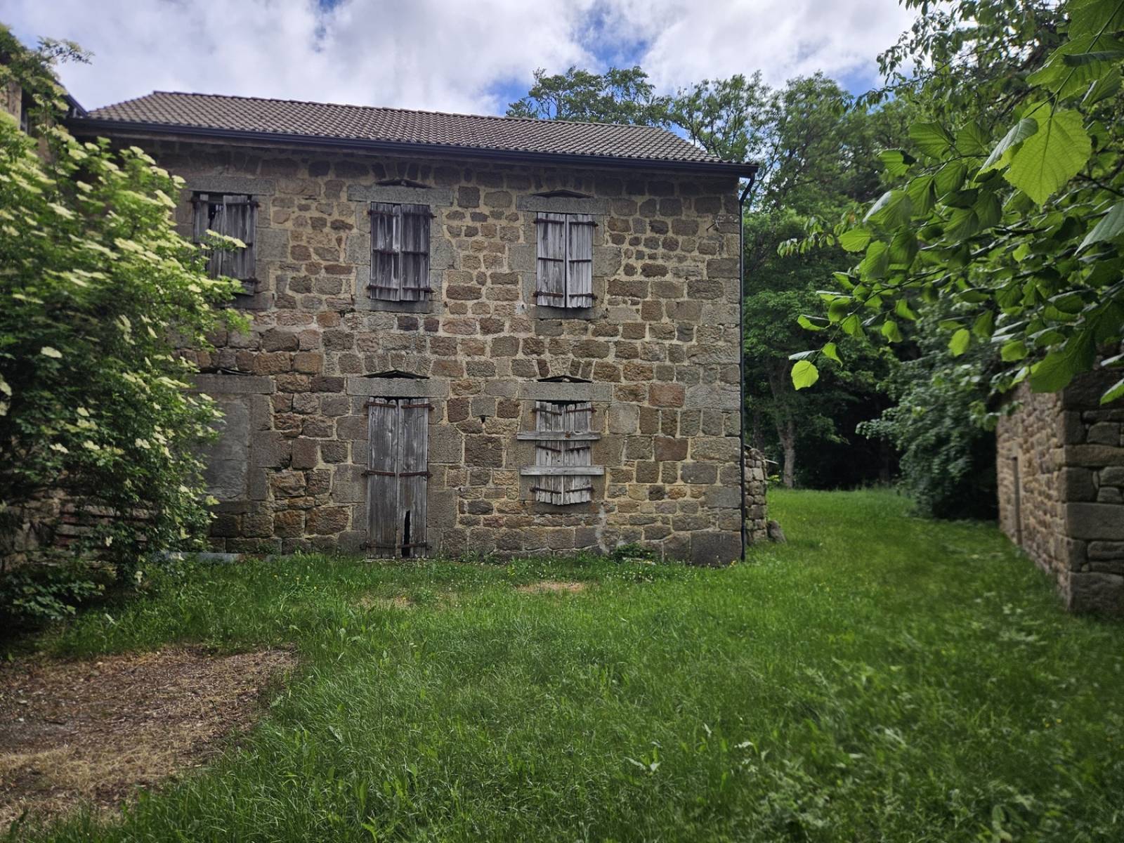 Superbe ferme à rénover dans le village de Saint Agrève