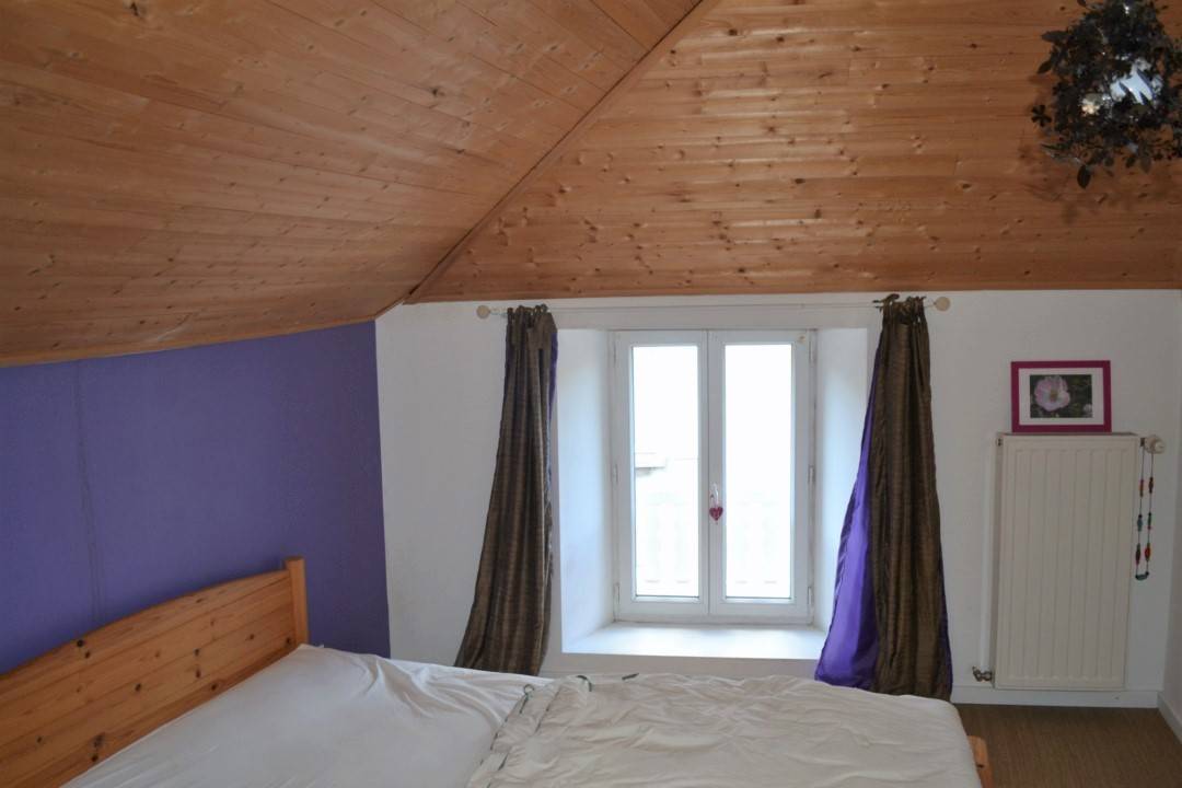 Appartement rénové T3 Saint Agrève Très clair, ensoleillé et calme. Alliant contemporain et matériaux anciens nobles.