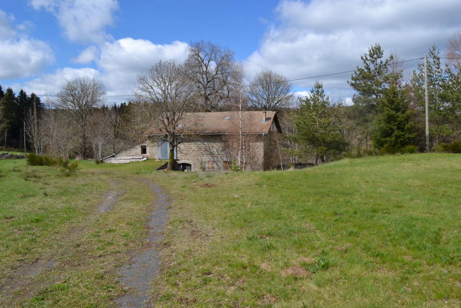 Jolie ferme indépendante à rénover. Campagne du Mazet St Voy.