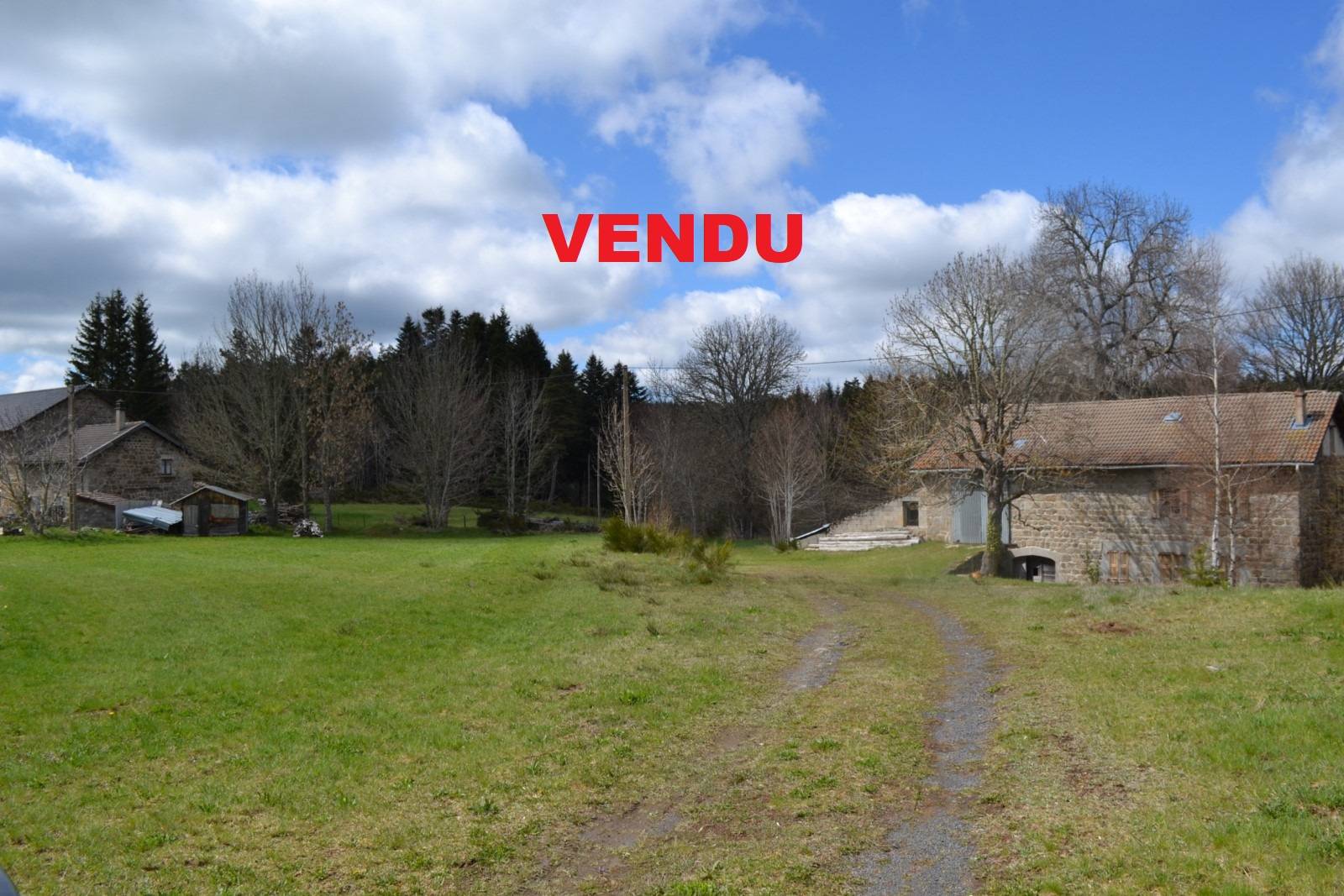 Jolie ferme indépendante à rénover. Campagne du Mazet St Voy.