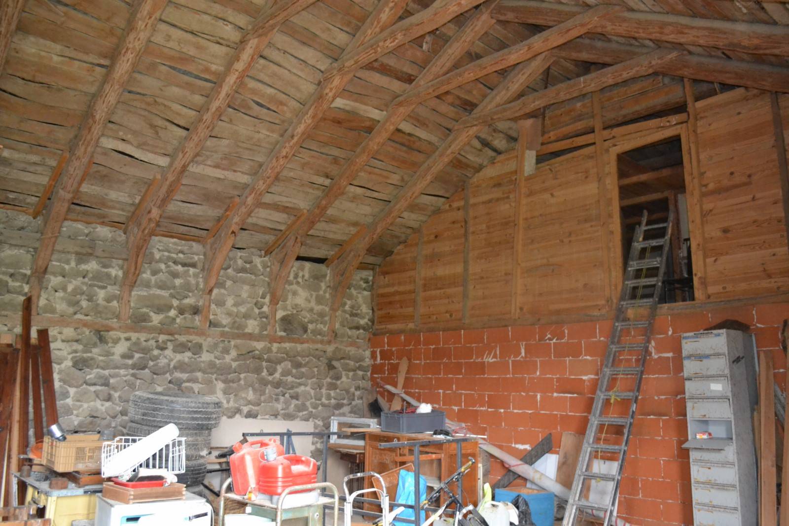 Jolie ferme indépendante à rénover. Campagne du Mazet St Voy.