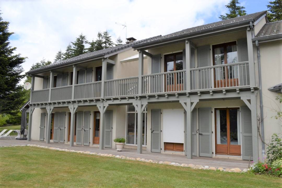 Grande et spacieuse villa. Belle qualité de construction.