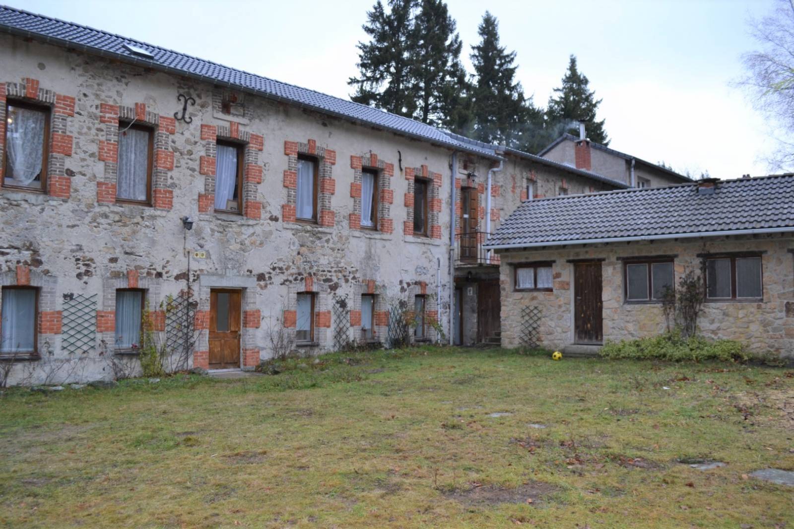 A vendre, ensemble de 3 bâtiments isolés avec 1.4 Hectares à Devesset