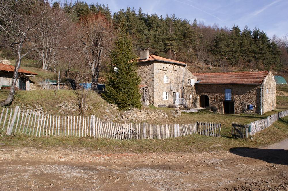 Ferme rénovée Les Nonières 14Ha de terrain. Isolé. Calme. Cachet.