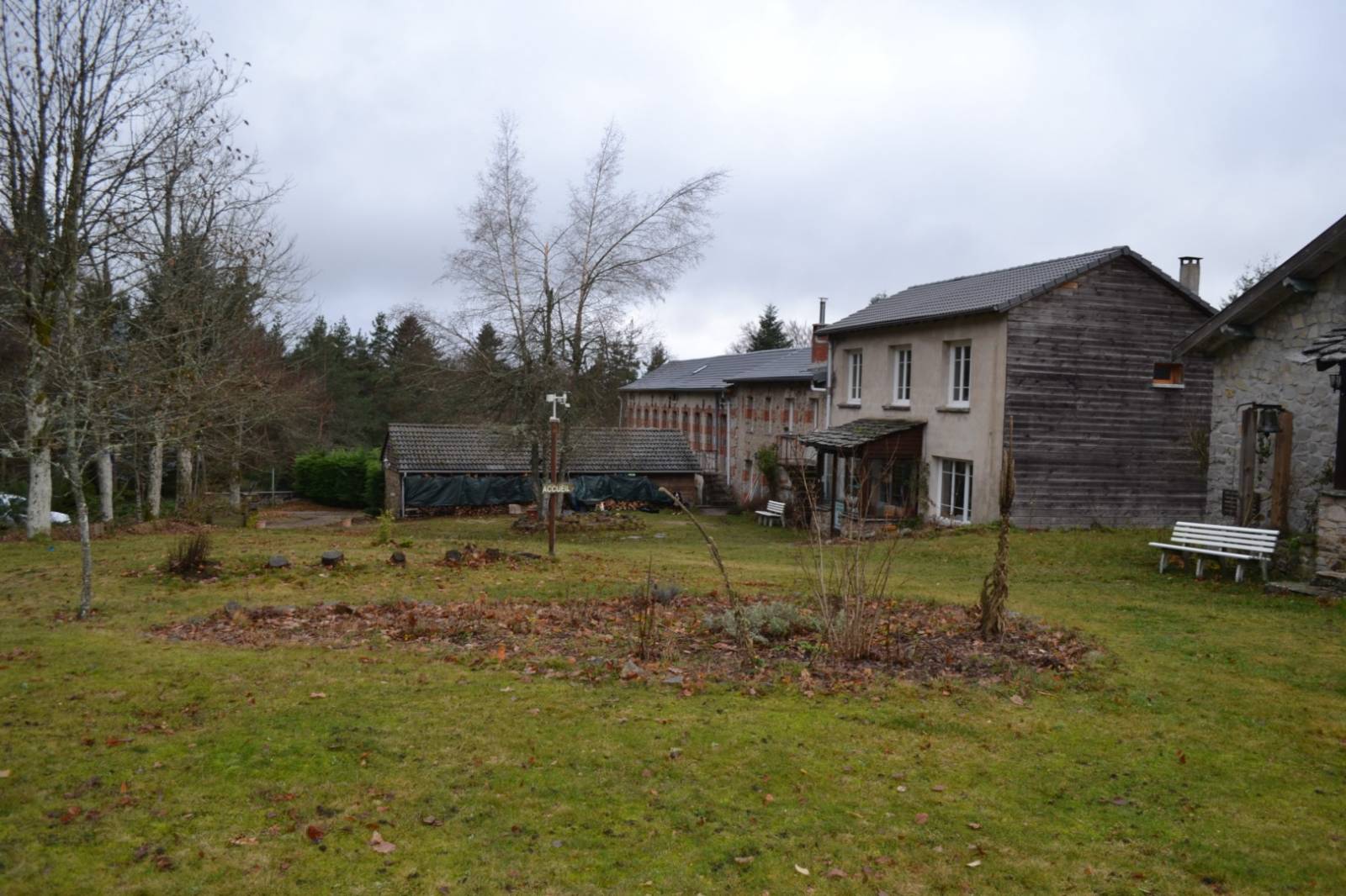 A vendre, ensemble de 3 bâtiments isolés avec 1.4 Hectares à Devesset
