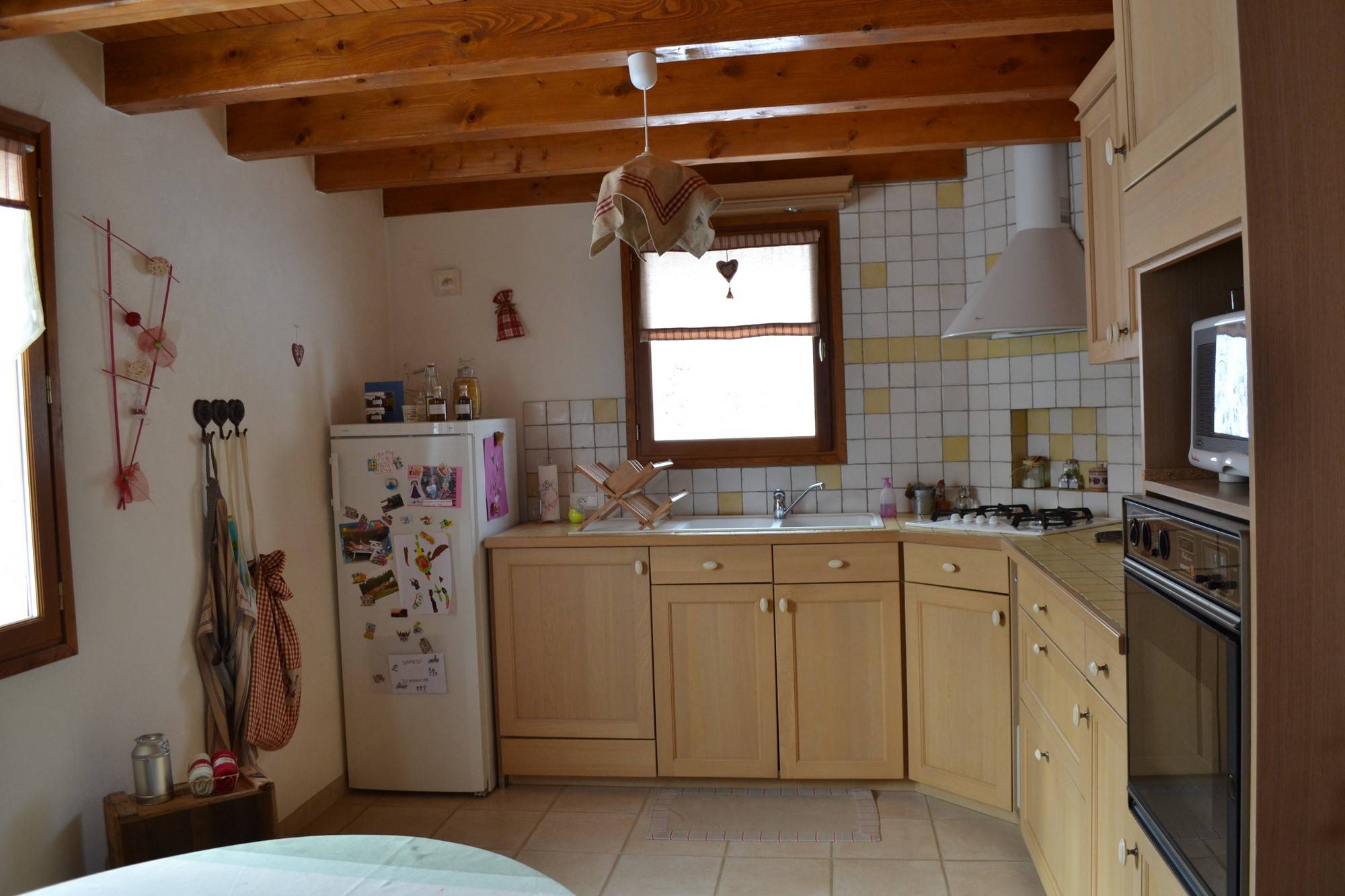 Maison 100m². Proximité village. Terrain non clos. Cheminée, garage.