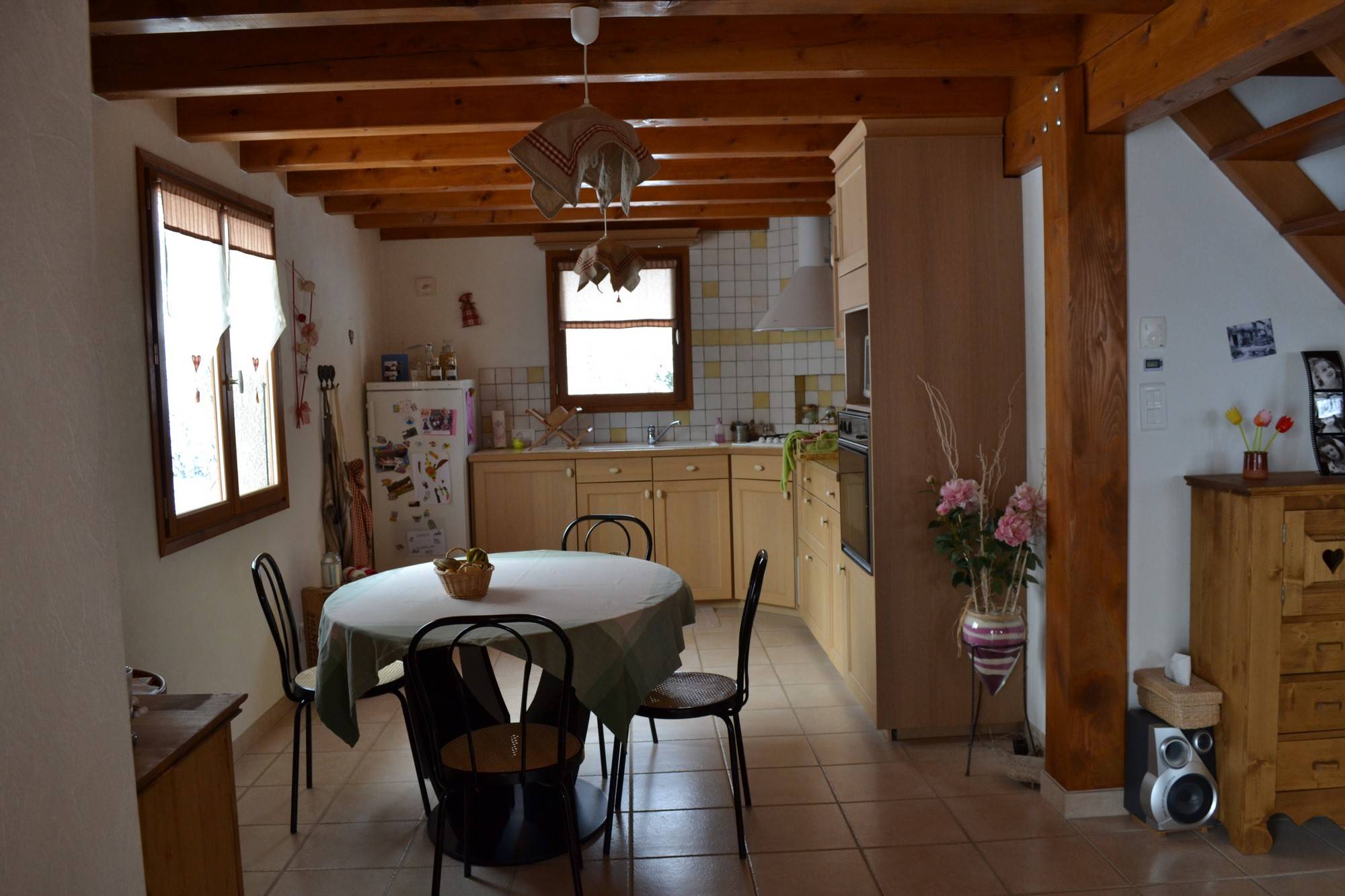 Maison 100m². Proximité village. Terrain non clos. Cheminée, garage.