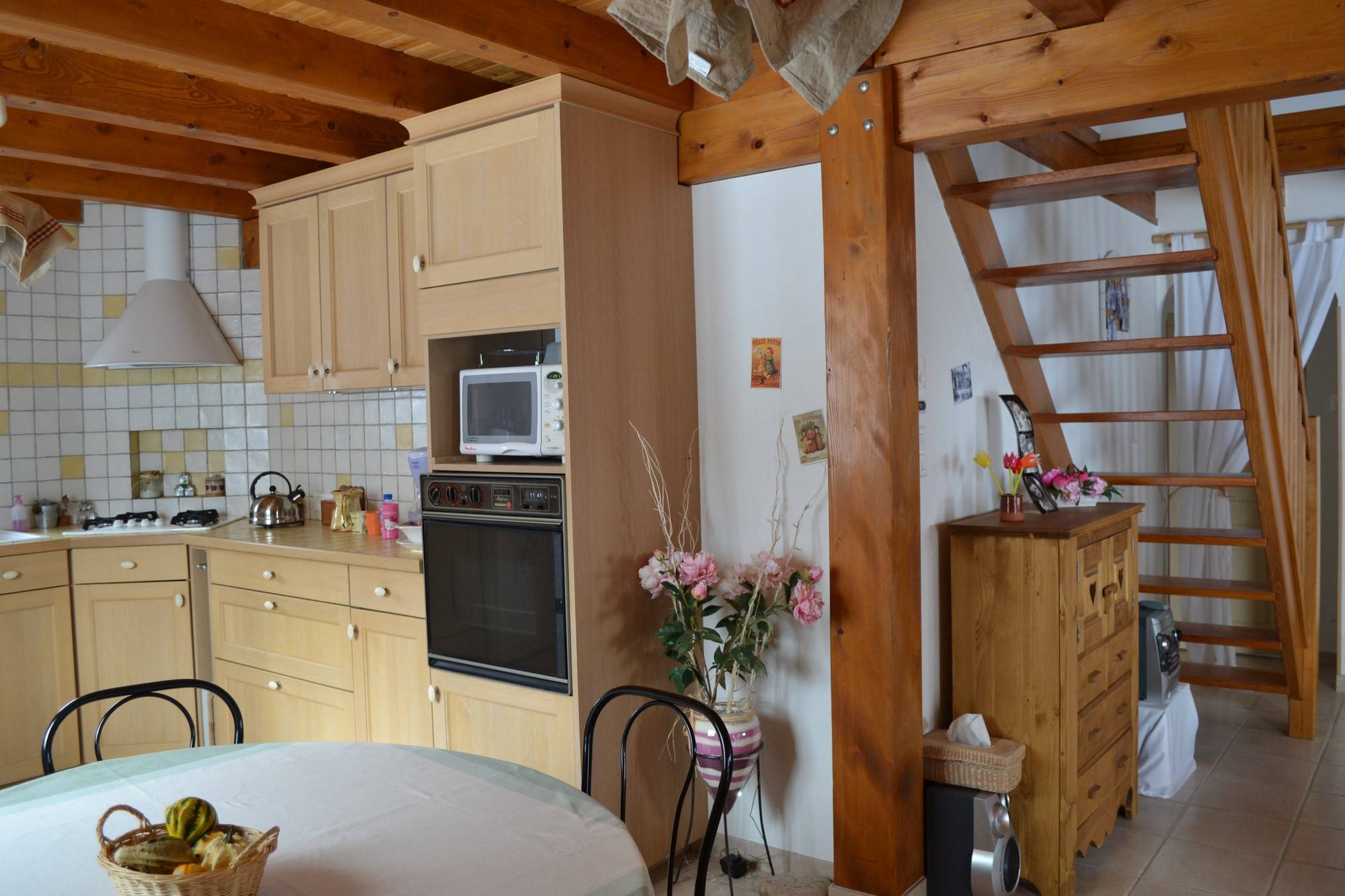 Maison 100m². Proximité village. Terrain non clos. Cheminée, garage.