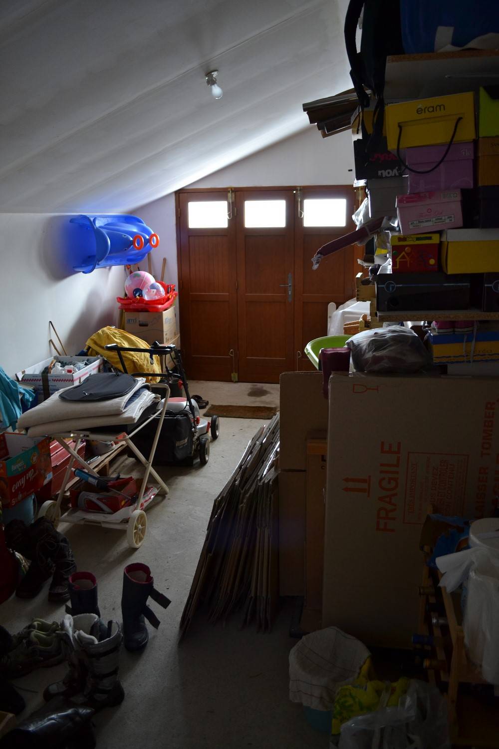 Maison 100m². Proximité village. Terrain non clos. Cheminée, garage.