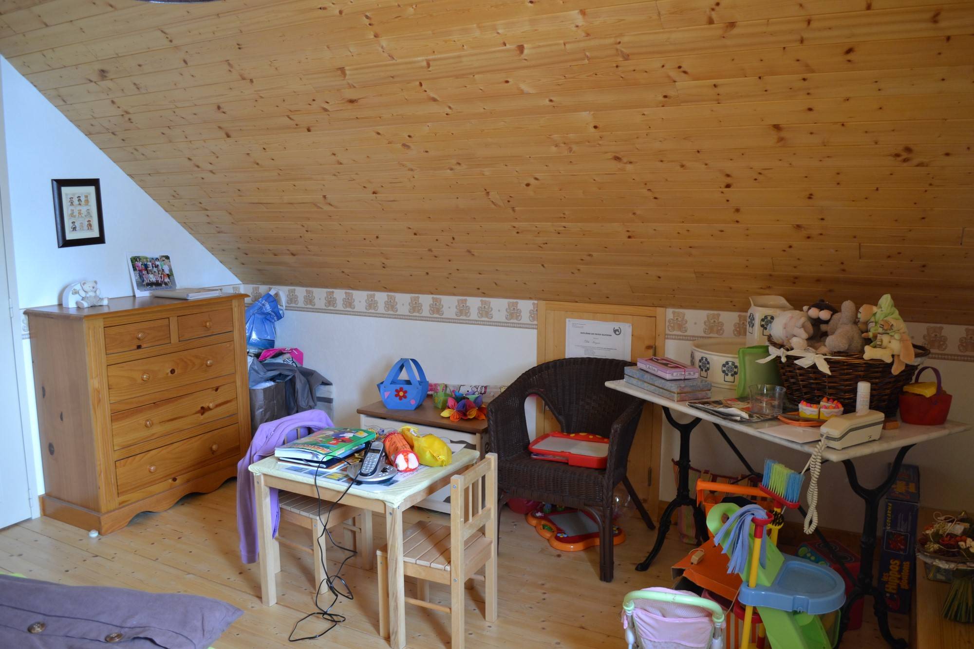 Maison 100m². Proximité village. Terrain non clos. Cheminée, garage.