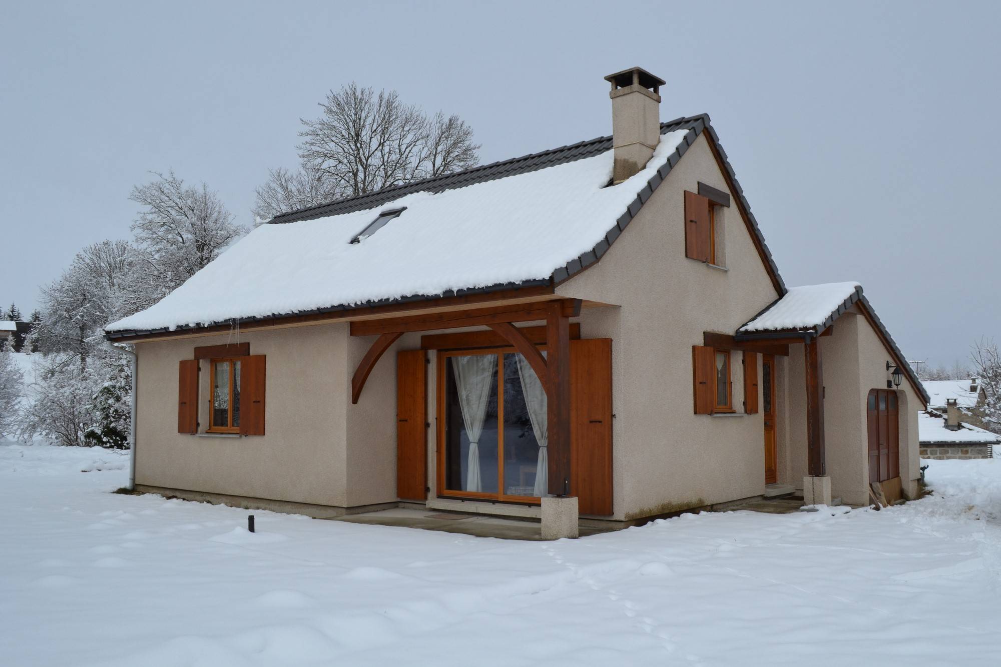 Maison 100m². Proximité village. Terrain non clos. Cheminée, garage.