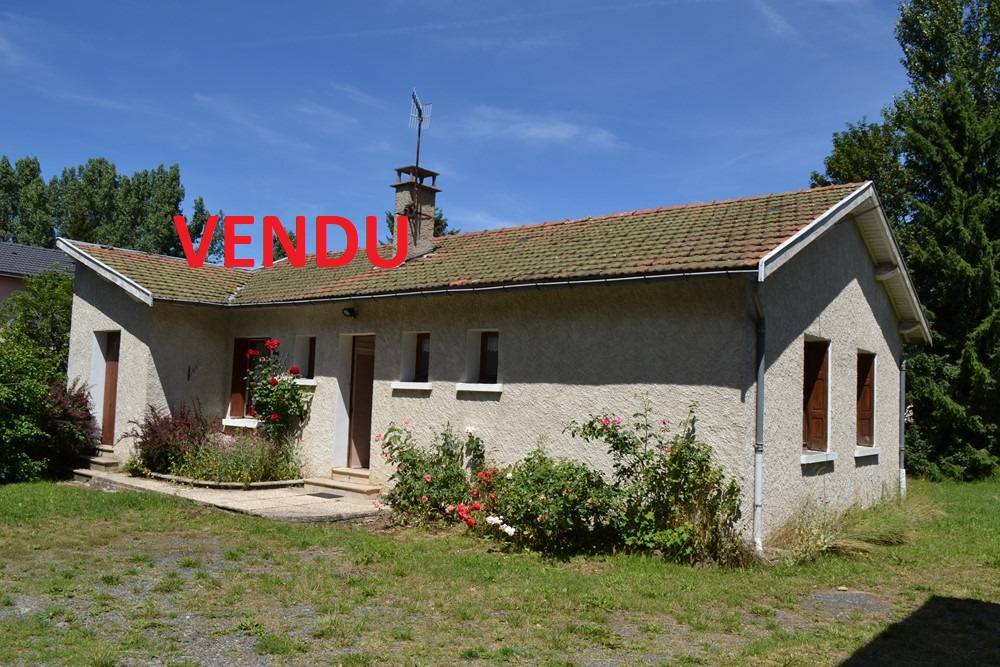 Maison de village Le Mazet Saint Voy Plain pied. Centre village. Grandes dépendances.