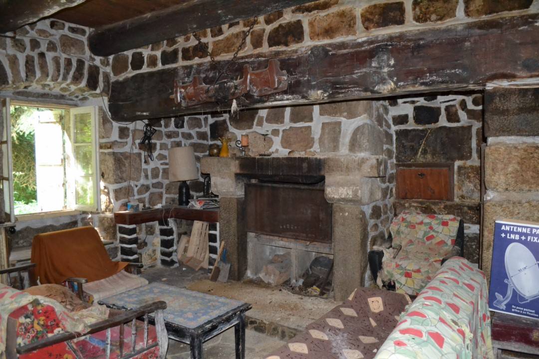 Corps de ferme, isolé au milieu des bois, à rénover entièrement proche de Tence