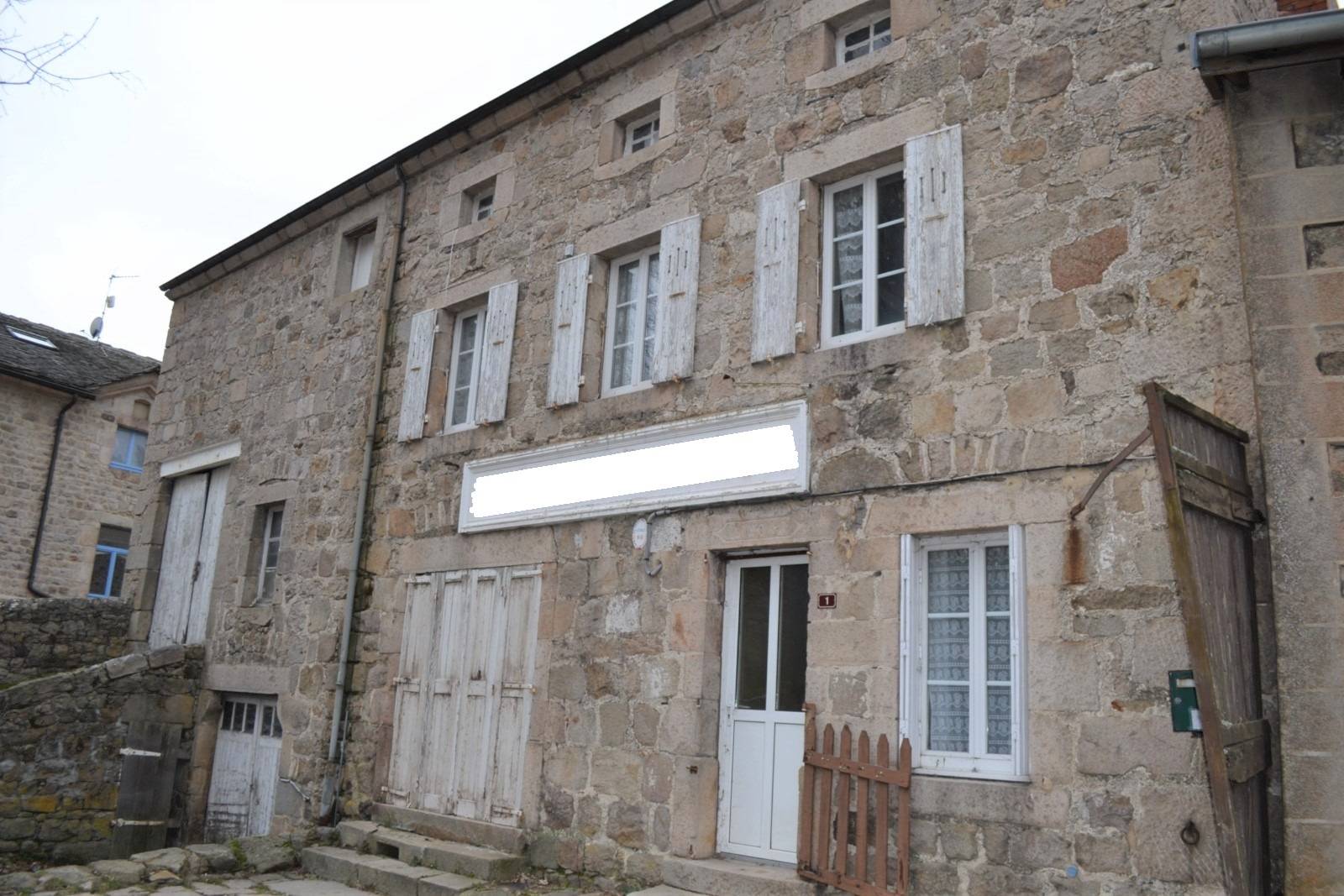 Maison de village en pierres à restaurer. Campagne de Tence