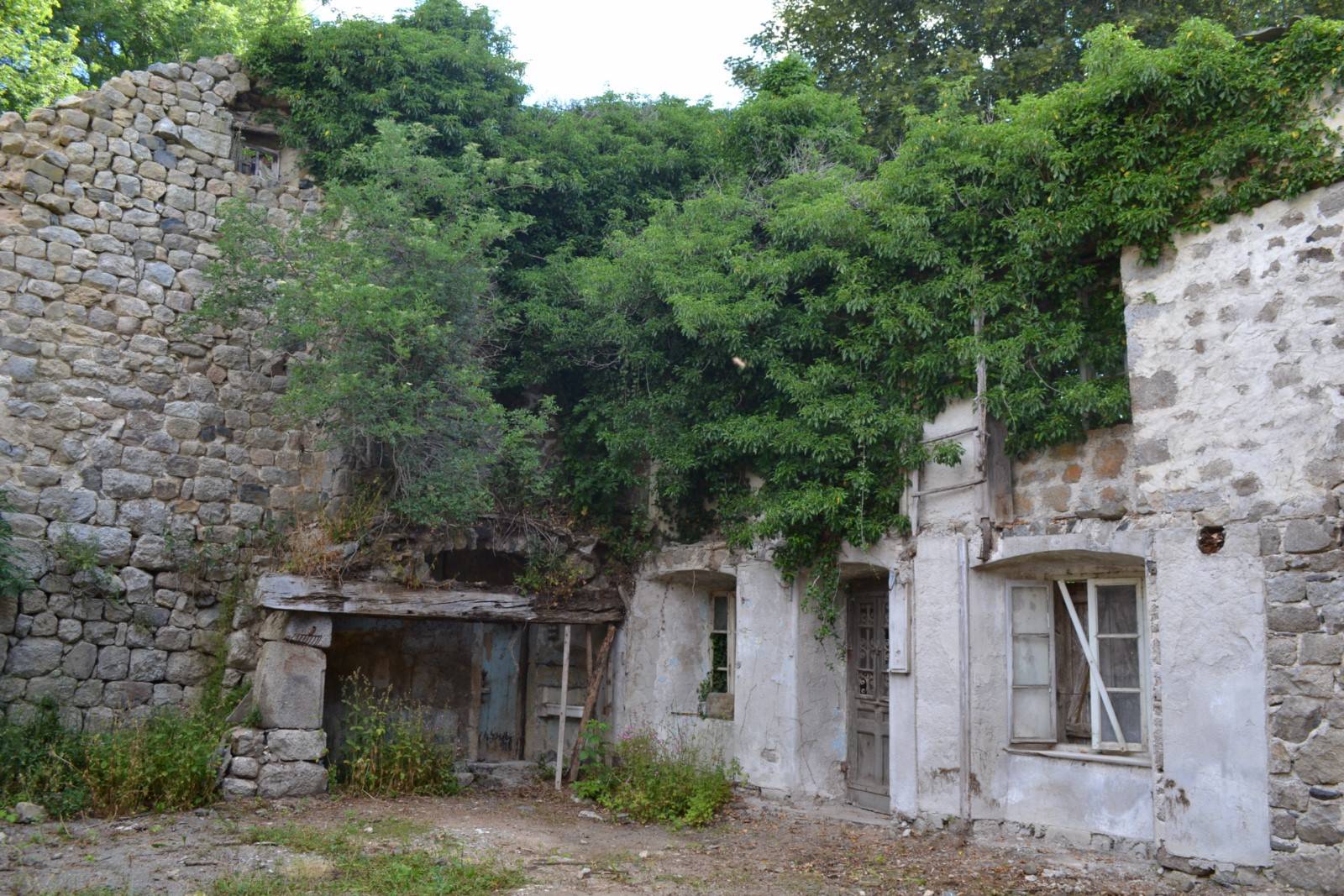En campagne du Mazet, avec 2.7 ha de terrain et bois