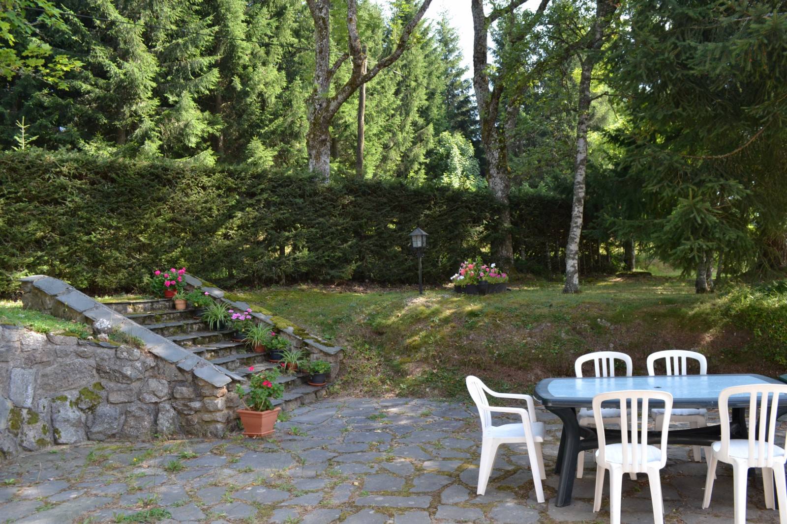 Ferme en pierre. Vue sur les SUCS. Mazet St Voy