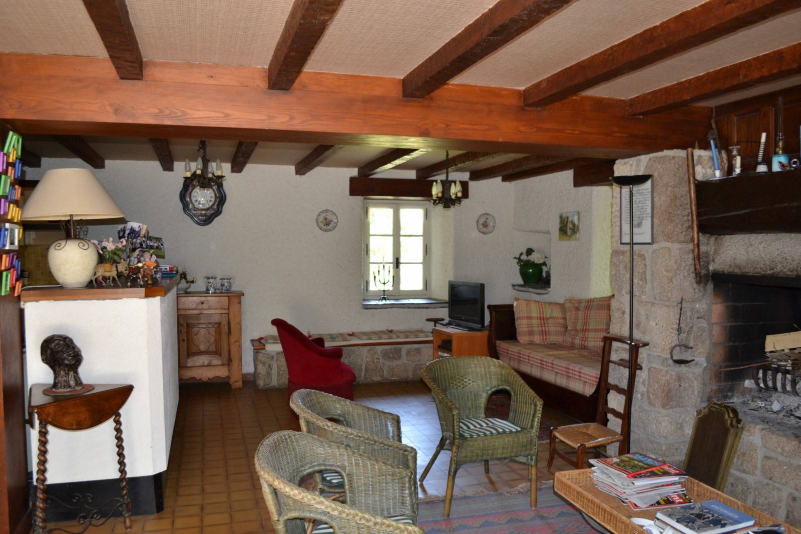 Ferme en pierre. Vue sur les SUCS. Mazet St Voy