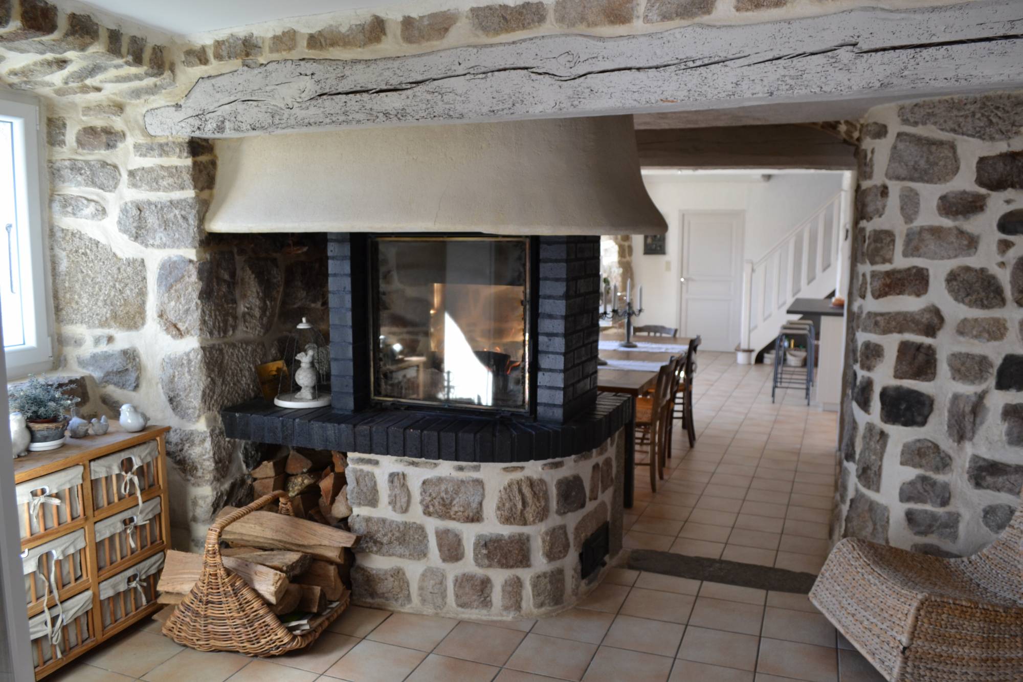 Mars Ferme rénovée. Beaucoup de cachet. Sans travaux.