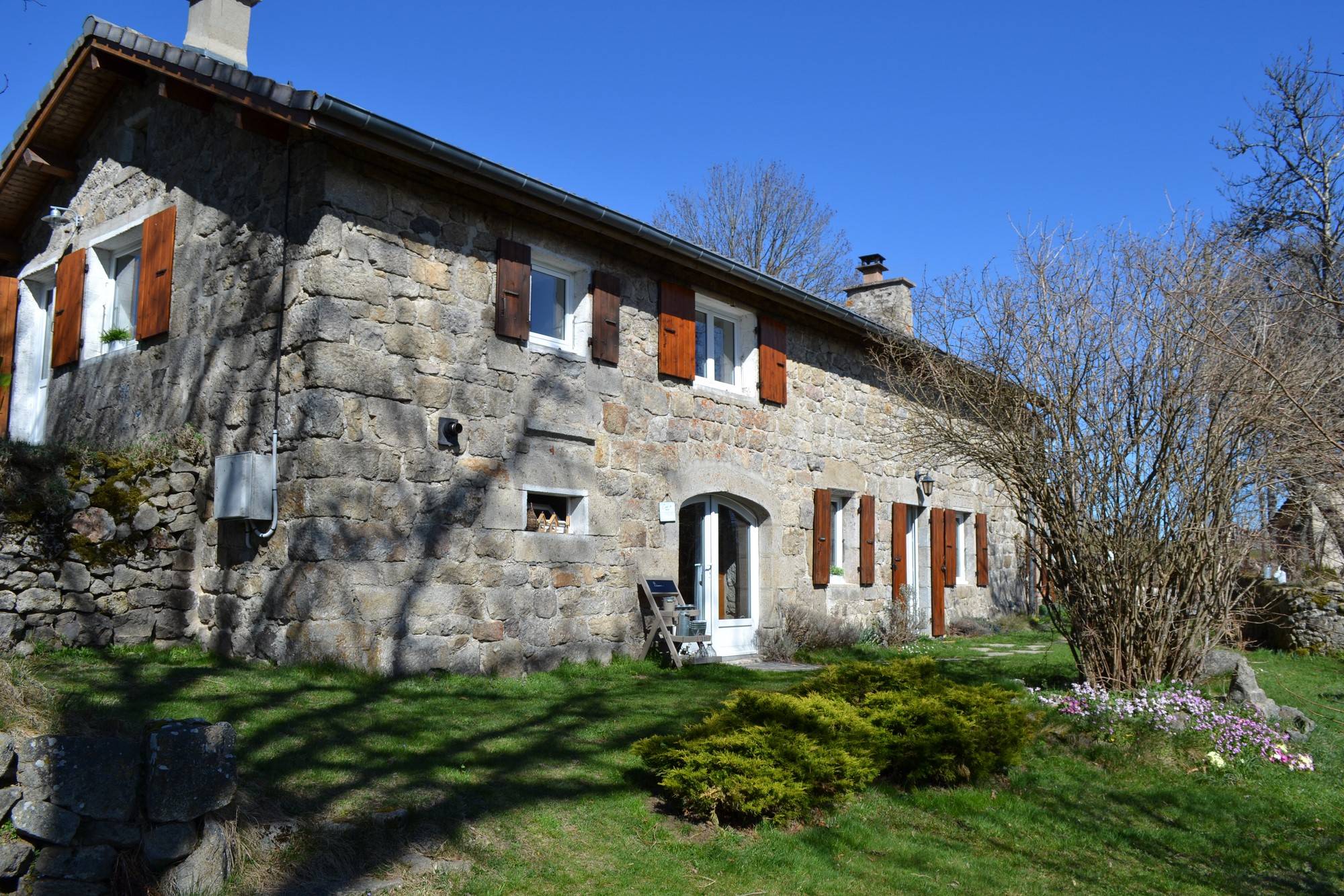Mars Ferme rénovée. Beaucoup de cachet. Sans travaux.