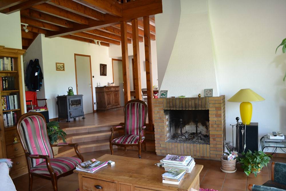 Maison à l'orée du village de St Agrève dans bel environnement campagnard