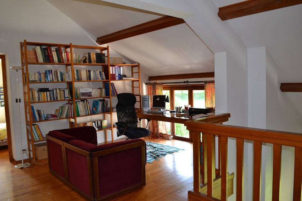 Maison à l'orée du village de St Agrève dans bel environnement campagnard