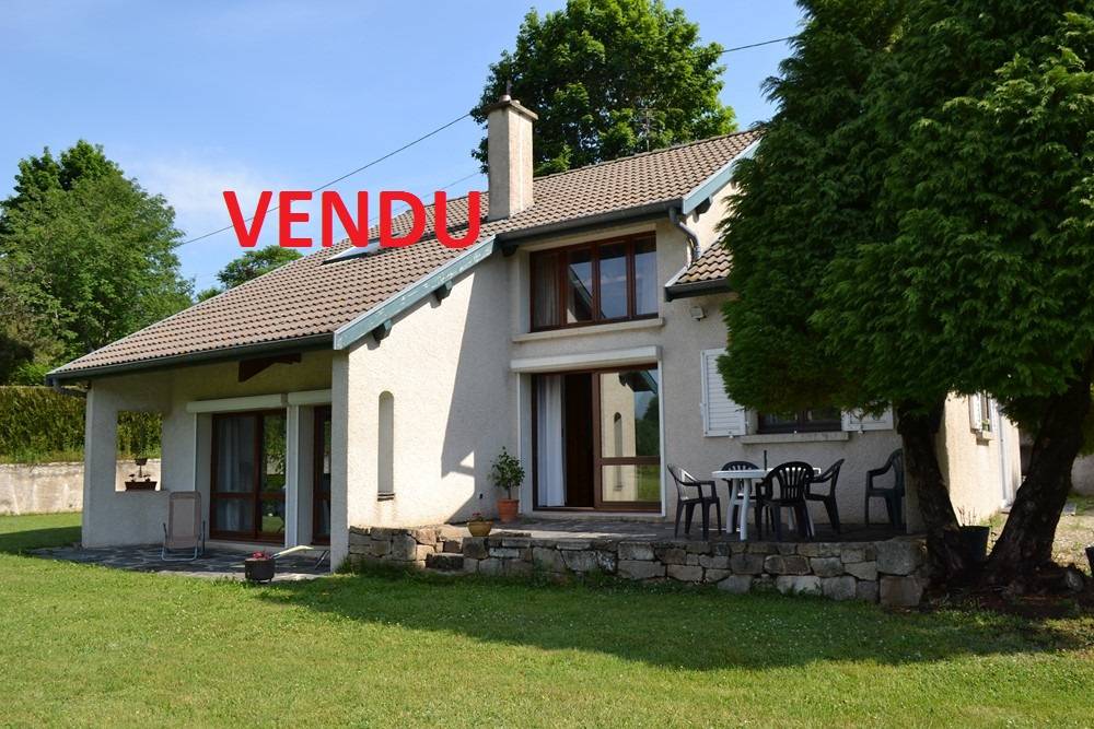 Maison à l'orée du village de St Agrève dans bel environnement campagnard