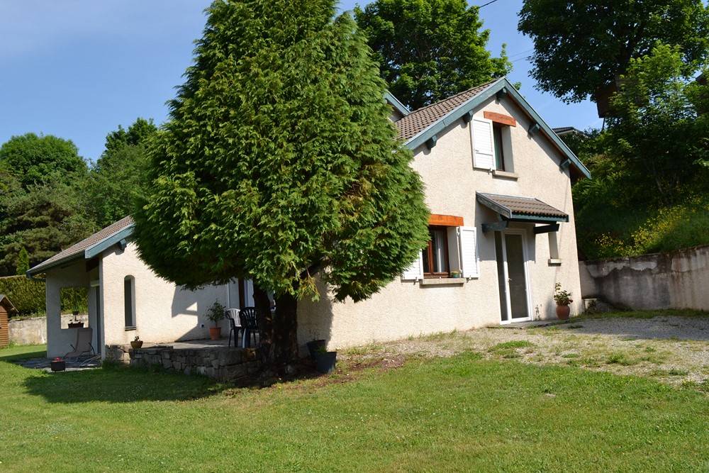 Maison à l'orée du village de St Agrève dans bel environnement campagnard