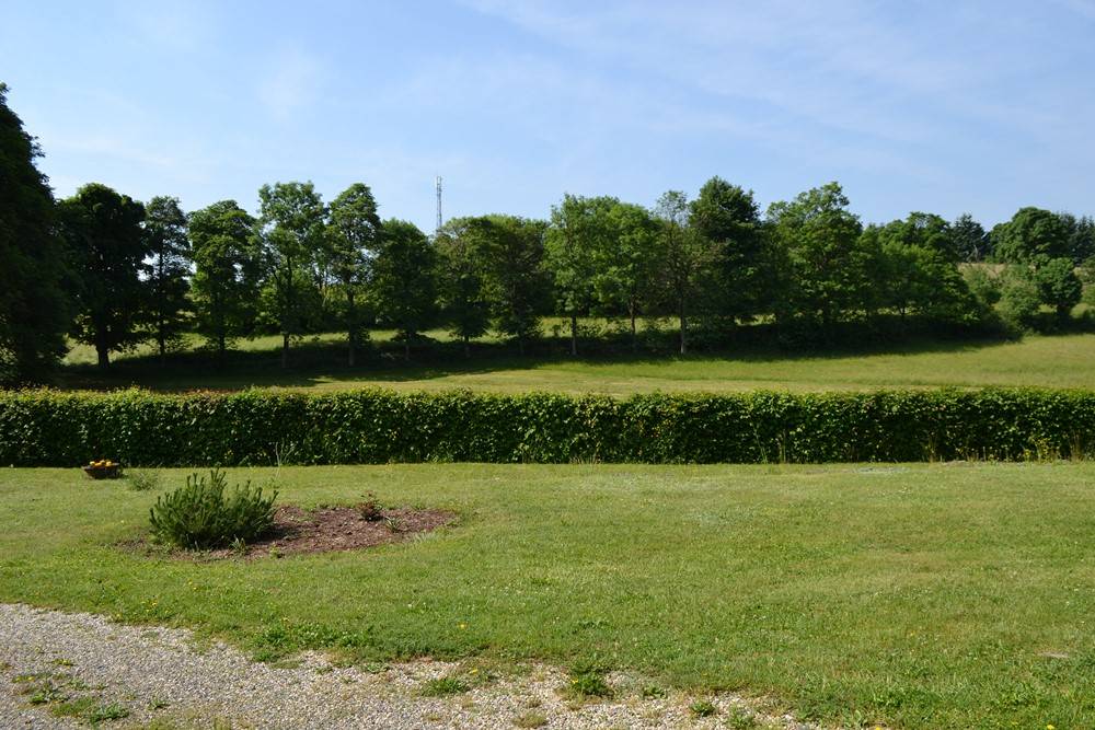 Maison à l'orée du village de St Agrève dans bel environnement campagnard