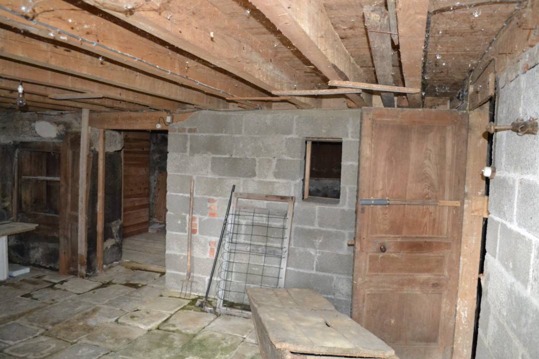 Lapte. Ferme à rénover avec dépendances