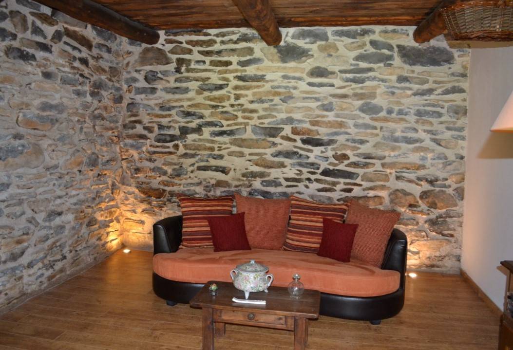 A vendre, ferme en pierre avec cachet à Champclause