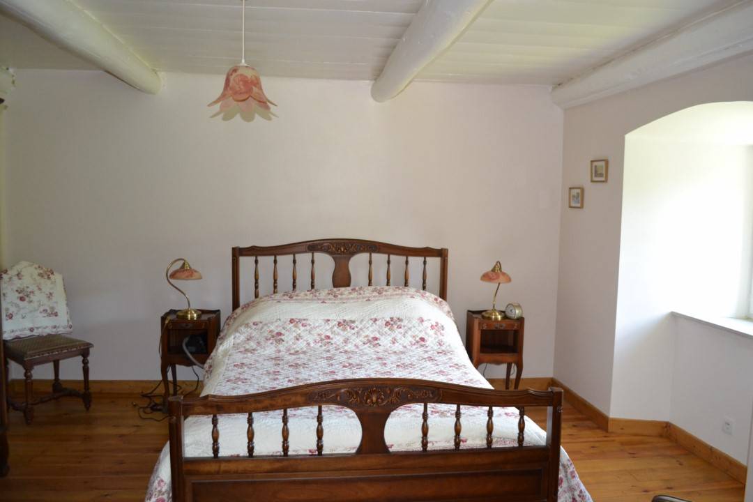 A vendre, ferme en pierre avec cachet à Champclause