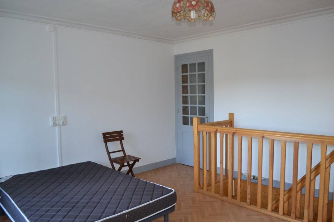 Immeuble avec duplex et studio au centre du village de TENCE