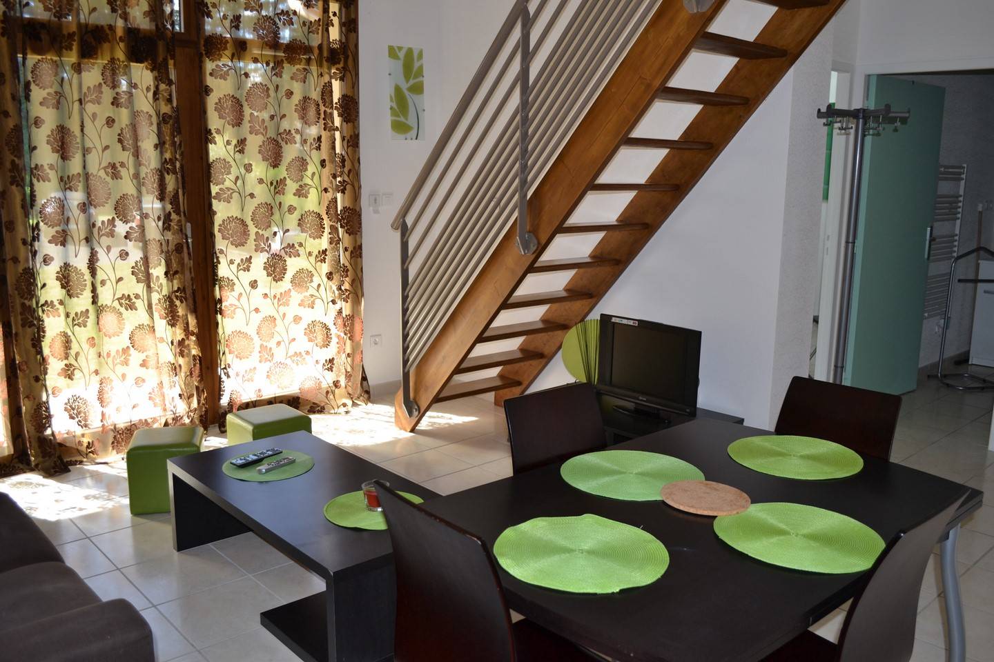 Le Chambon sur Lignon. Dans résidence avec parkings, T2 en duplex TBE.