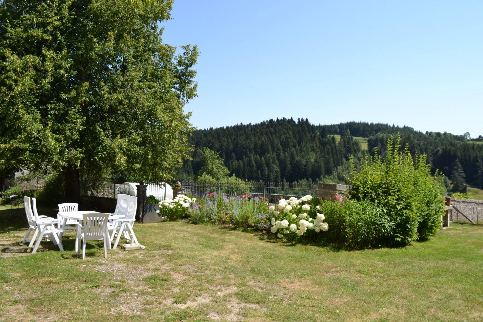 Corps de ferme dans la campagne de Tence