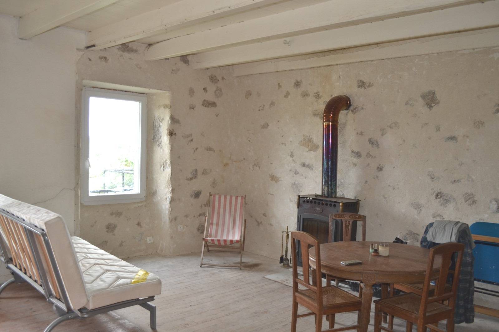 Maison en pierre mitoyenne avec très joli environnement Le Chambon sur Lignon