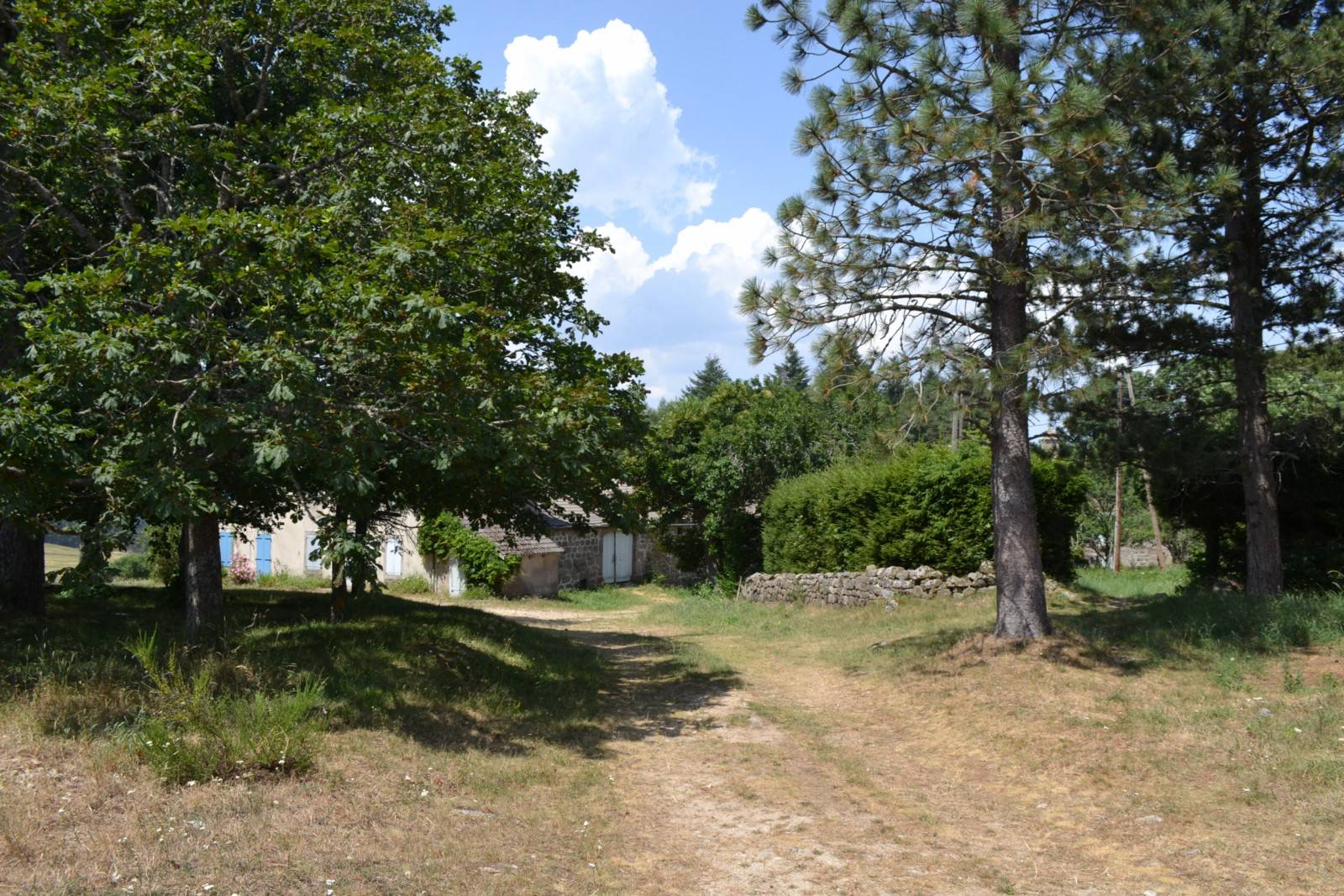 Ferme à rénover Saint Agrève ensemble de 3 bâtiments.