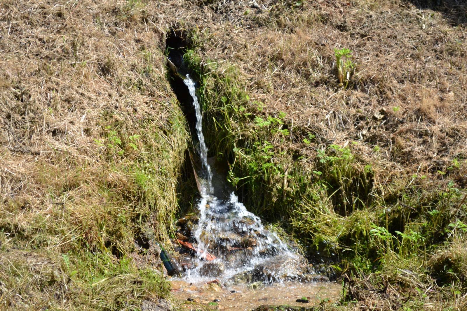 A vendre, ferme isolée avec 7800 m² de terrain à Saint Julien Molhesabate