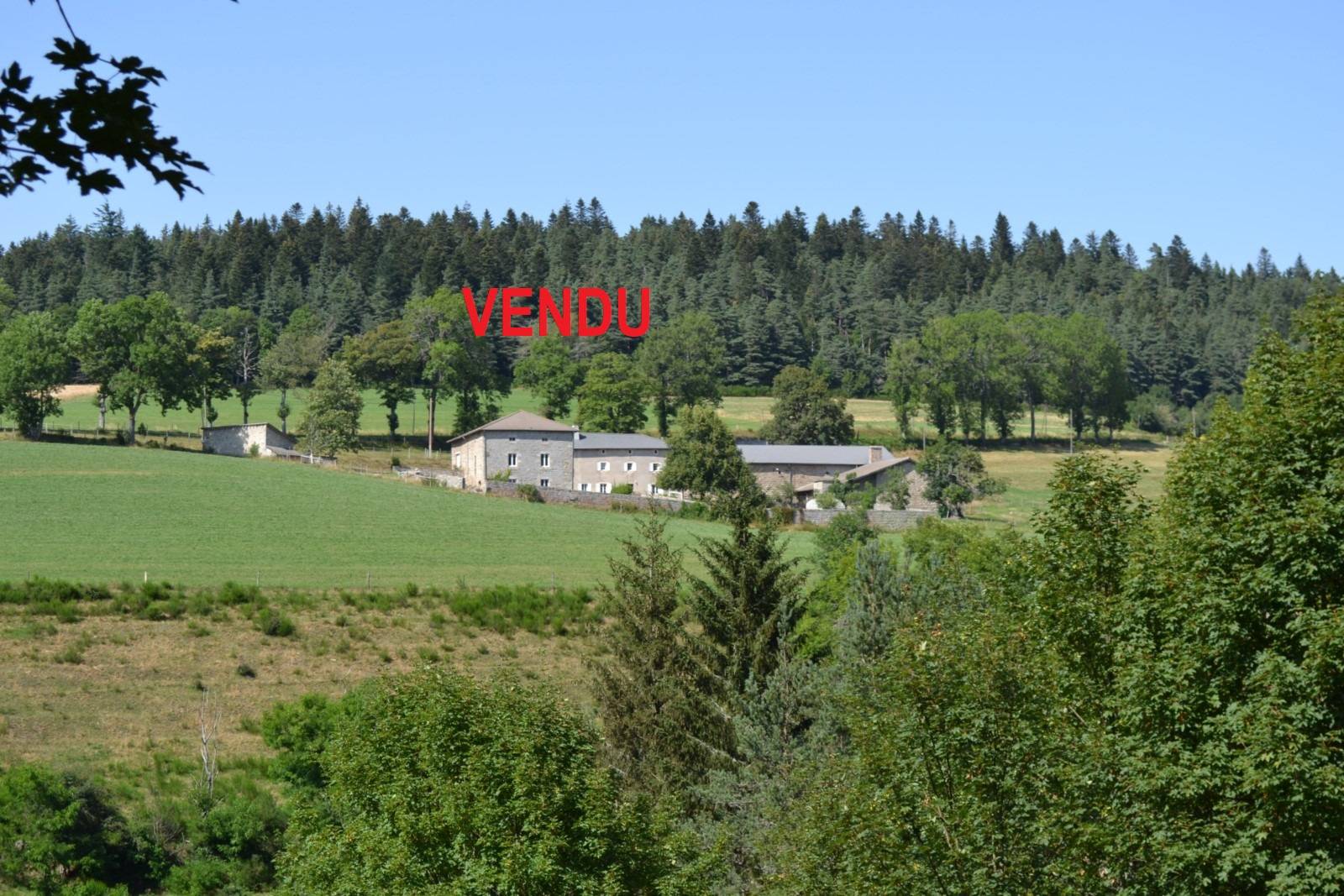 Corps de ferme dans la campagne de Tence