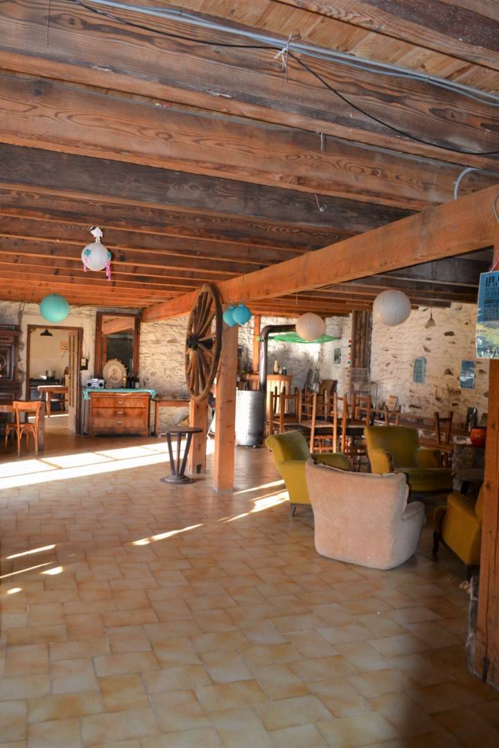 A vendre, ferme isolée avec 7800 m² de terrain à Saint Julien Molhesabate