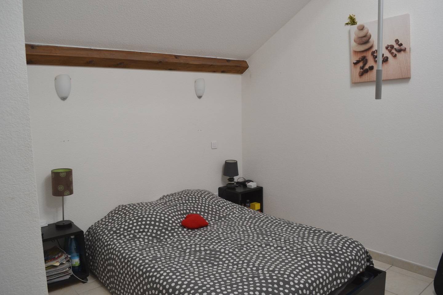 Le Chambon sur Lignon. Dans résidence avec parkings, T2 en duplex TBE.