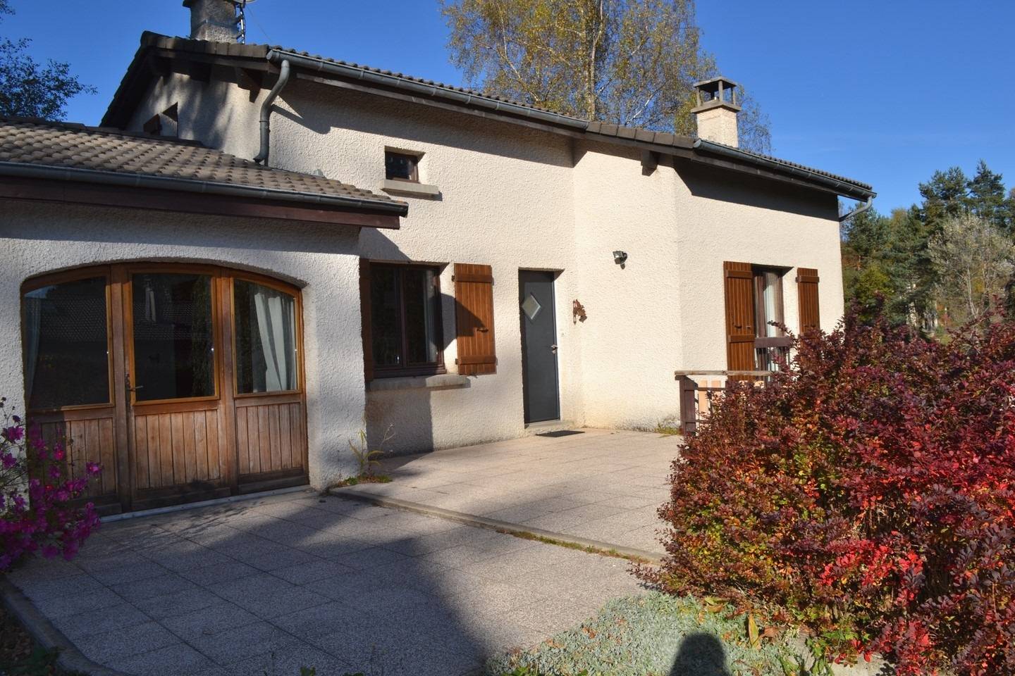 Le Chambon sur Lignon. 4 chambres et un bureau. Proche centre ville. Terrain