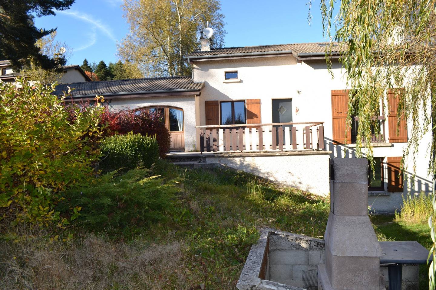 Le Chambon sur Lignon. 4 chambres et un bureau. Proche centre ville. Terrain