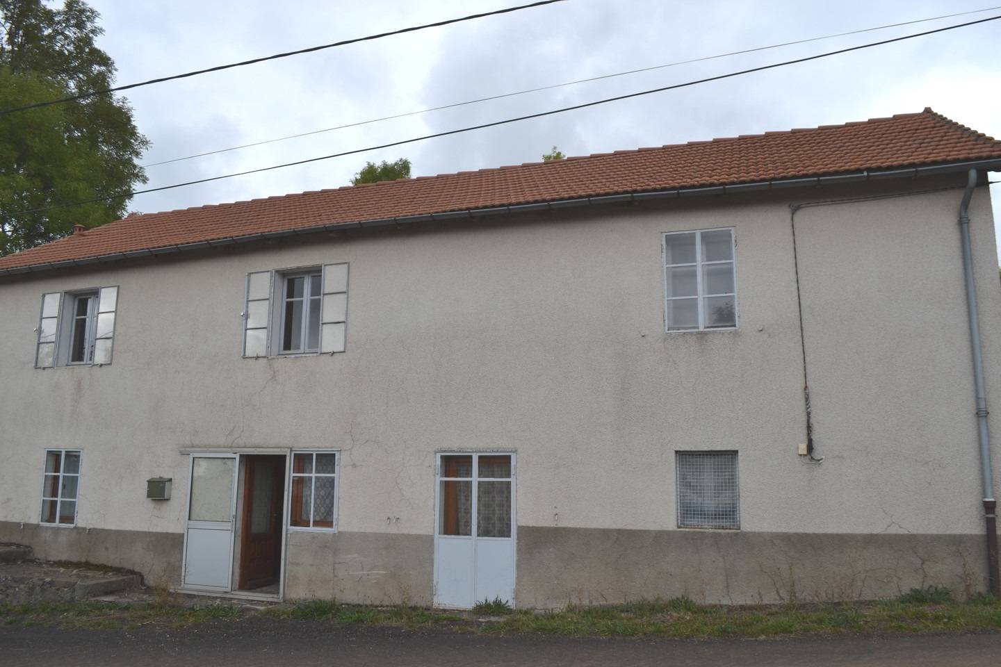 Ancienne ferme à rénover. 4000m² de terrain à Saint Front.